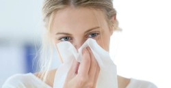 Žena so zápalom v nose – nádcha, upchatý nos a liečba s ActiMaris