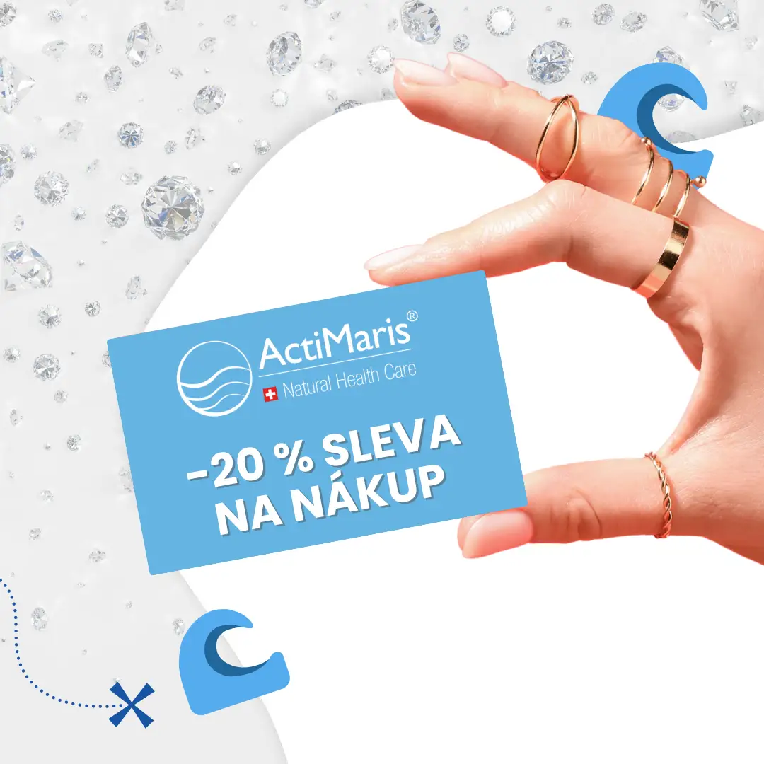 sleva Výhra poukaz na slevu 20% na celý nákup, který drží žena v ruce